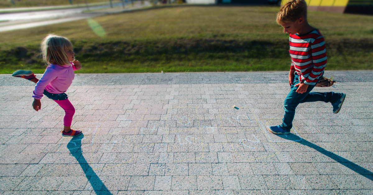 Kinder spielen