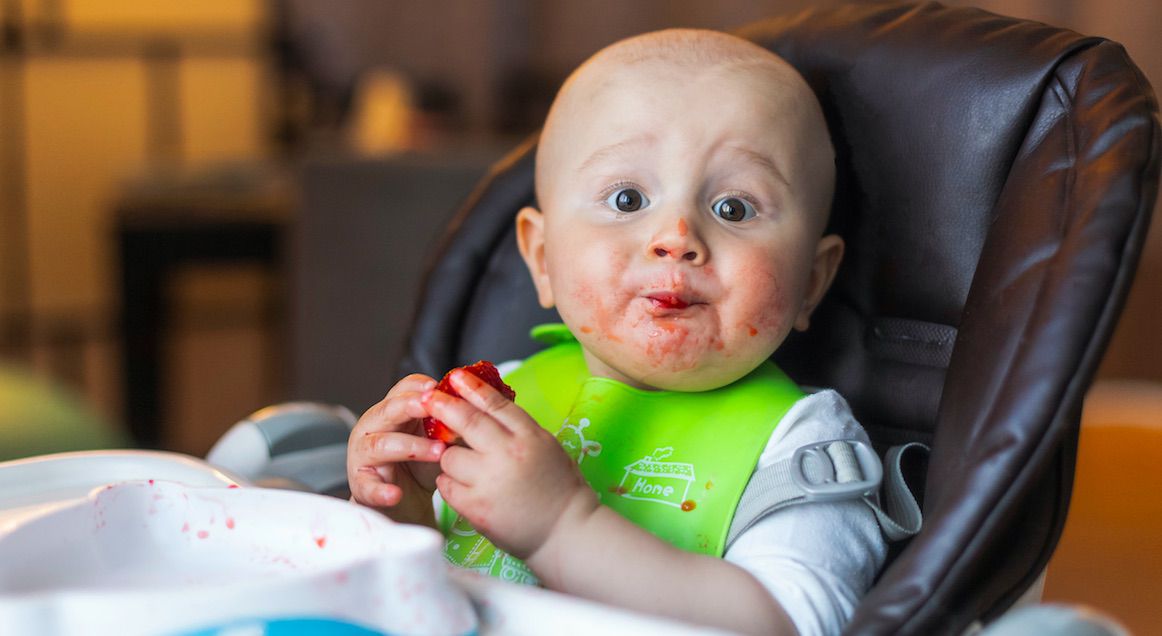 Babys, die etwas zum ersten Mal probieren