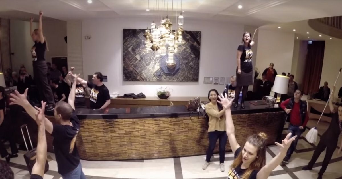 Das passiert, wenn eine Musical-Truppe einen Queen-Flashmob in einem Hotel veranstaltet.