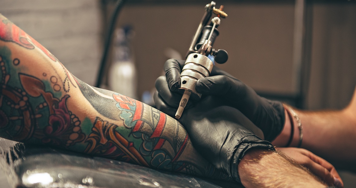 Tattoos, die wie Aufnäher aussehen