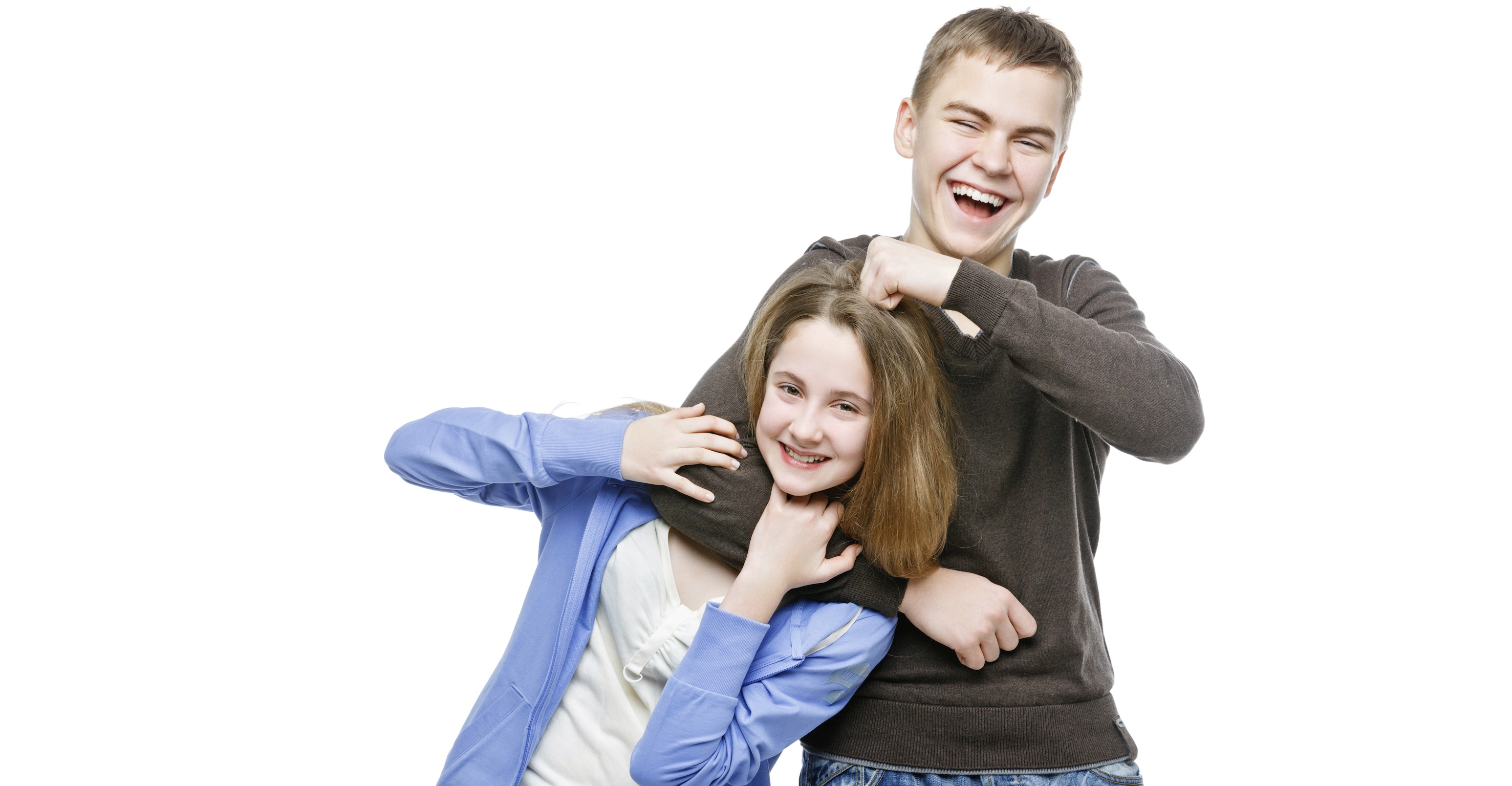 Парни трут девушек. Подросток обнимает брата. Парень треплет по волосам. Фотосессия брат с сестрой. Старшая сестра подросток.
