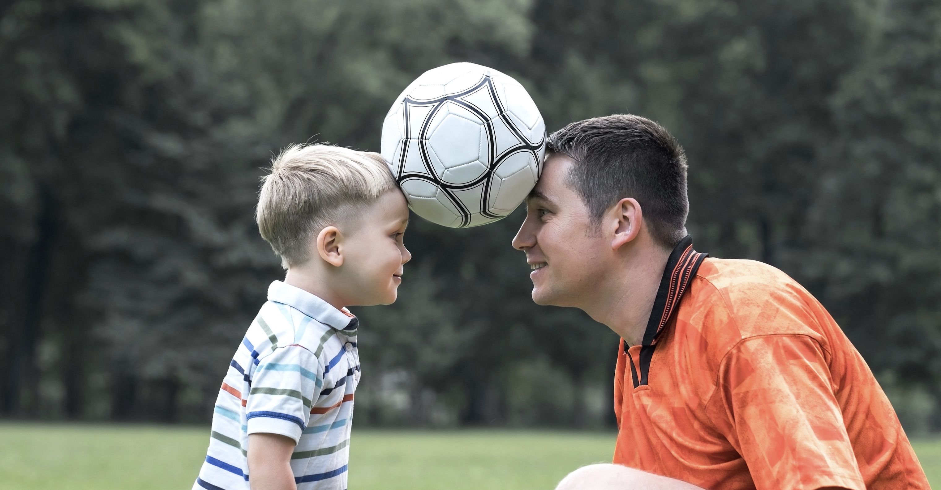 Папа play играет. Футбол с сыном. Дети играют в футбол. Фотосессия сын футбол. Папа и сын футбол.
