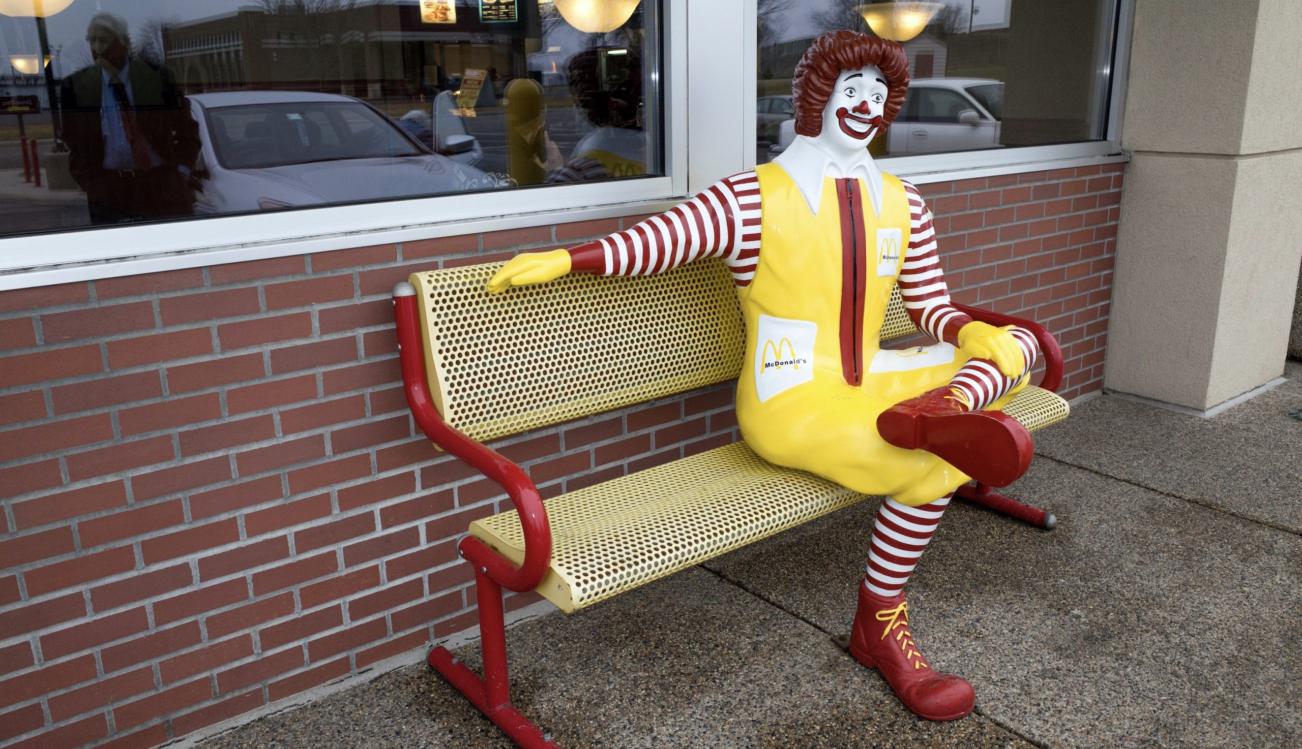 Сидящий клоун. Рональд Макдональд статуя. Клоун Рональд Макдональд. Рональд Макдональд на скамейке. Рональд Макдональд Маскот.