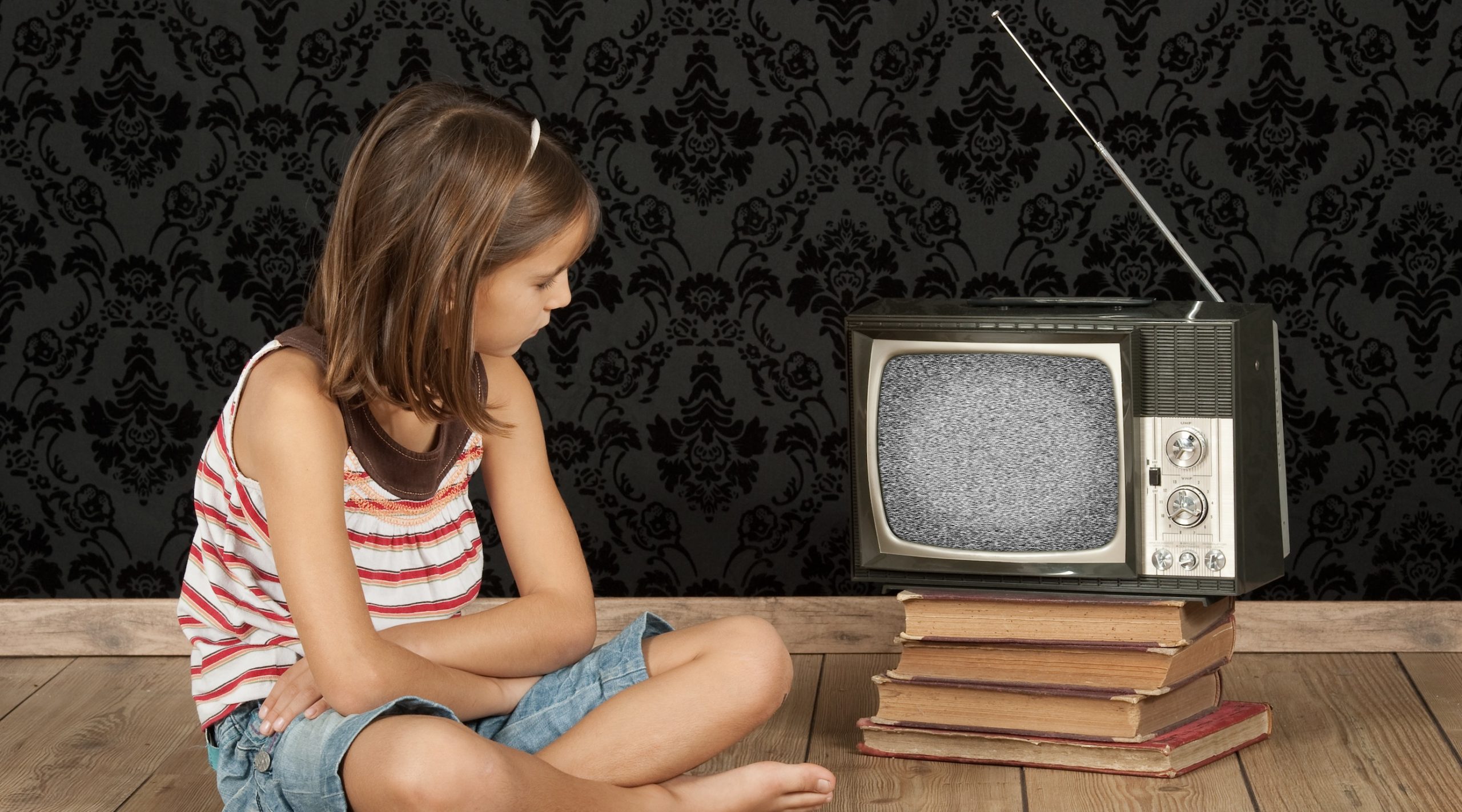 Телевизор читает видео. Девочка телевизор. Девочка перед телевизором. Фотосессия с телевизором. Фотосессия с телевизорами старыми.